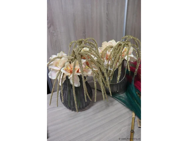 Partij decoratiemateriaal o.a. vaasjes, kunstbloemen & hbx gekleurde pluimgras - afbeelding 2 van  6