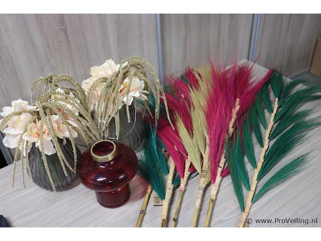 Partij decoratiemateriaal o.a. vaasjes, kunstbloemen & hbx gekleurde pluimgras - afbeelding 1 van  6