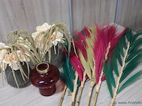 Partij decoratiemateriaal o.a. vaasjes, kunstbloemen & hbx gekleurde pluimgras - afbeelding 1 van  6