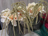 Partij decoratiemateriaal o.a. vaasjes, kunstbloemen & hbx gekleurde pluimgras - afbeelding 2 van  6