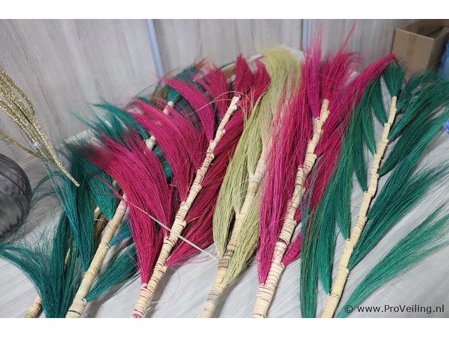 Partij decoratiemateriaal o.a. vaasjes, kunstbloemen & hbx gekleurde pluimgras - afbeelding 4 van  6