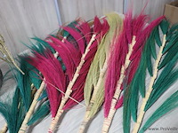 Partij decoratiemateriaal o.a. vaasjes, kunstbloemen & hbx gekleurde pluimgras - afbeelding 4 van  6