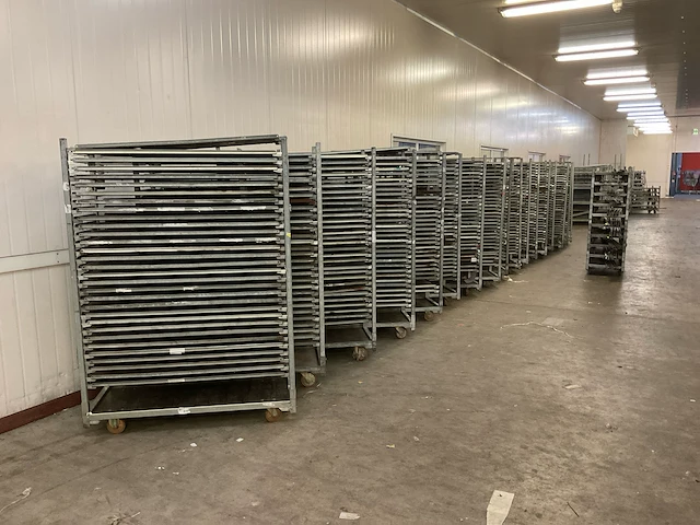 Partij deense bloemveiling karren - afbeelding 1 van  3
