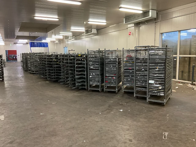 Partij deense bloemveiling karren - afbeelding 2 van  3