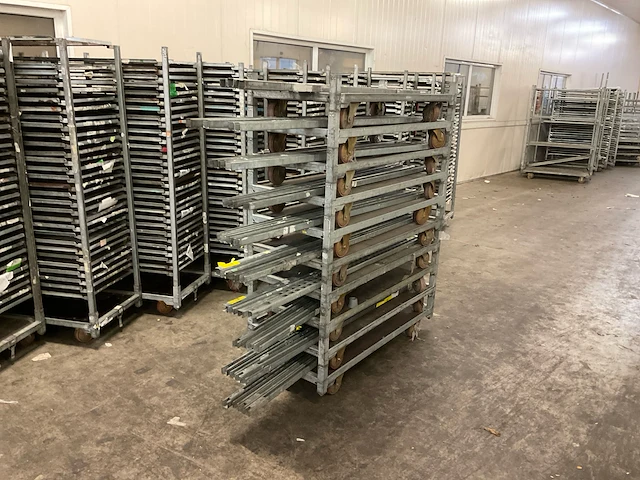 Partij deense bloemveiling karren - afbeelding 3 van  3