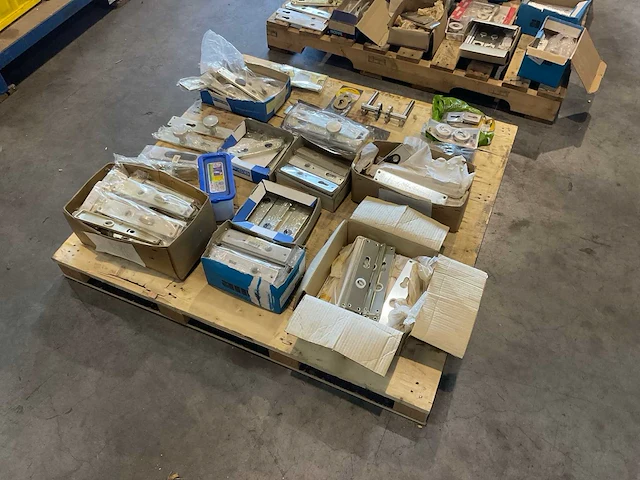 Partij deur beslag - afbeelding 1 van  7