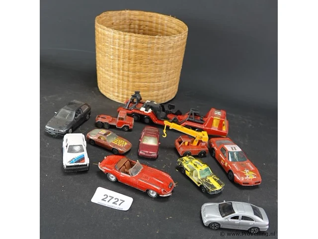 Partij die-cast schaalmodellen in mand - afbeelding 1 van  5