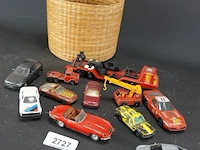 Partij die-cast schaalmodellen in mand - afbeelding 1 van  5