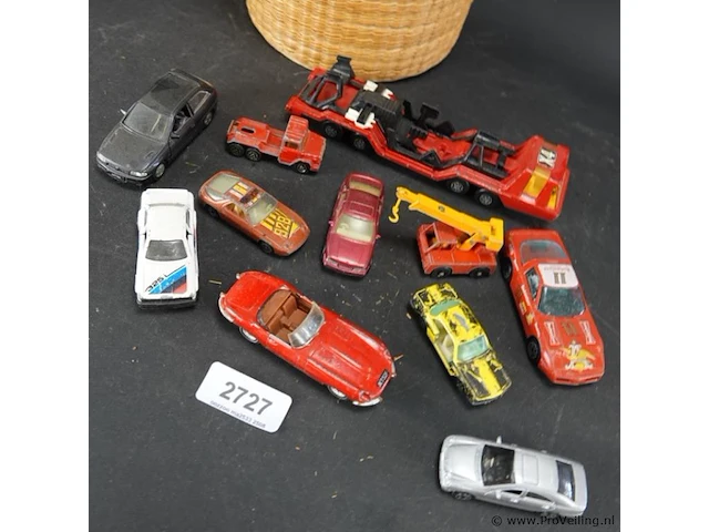Partij die-cast schaalmodellen in mand - afbeelding 2 van  5