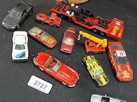 Partij die-cast schaalmodellen in mand - afbeelding 2 van  5