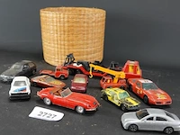 Partij die-cast schaalmodellen in mand - afbeelding 3 van  5