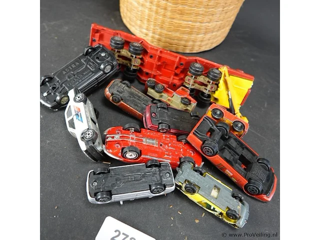 Partij die-cast schaalmodellen in mand - afbeelding 4 van  5