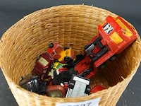 Partij die-cast schaalmodellen in mand - afbeelding 5 van  5