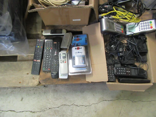 Partij div elektronica op pallet - afbeelding 3 van  7