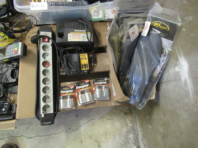 Partij div elektronica op pallet - afbeelding 6 van  7