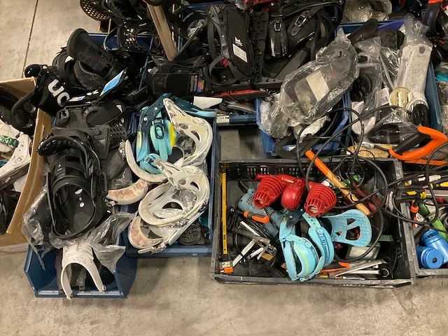 Partij divers gereedschap en snowboard onderdelen - afbeelding 2 van  12