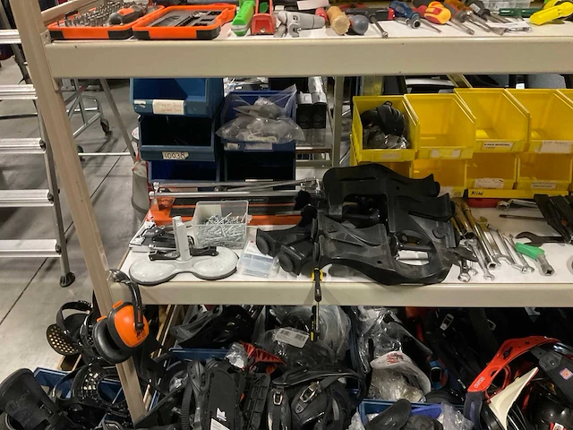 Partij divers gereedschap en snowboard onderdelen - afbeelding 9 van  12