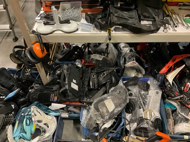 Partij divers gereedschap en snowboard onderdelen - afbeelding 10 van  12