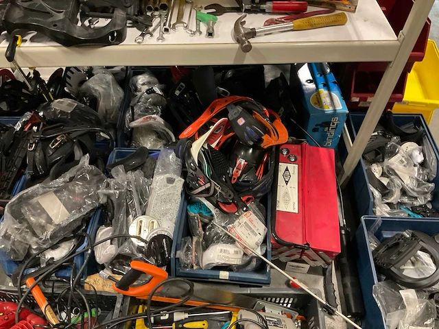 Partij divers gereedschap en snowboard onderdelen - afbeelding 11 van  12