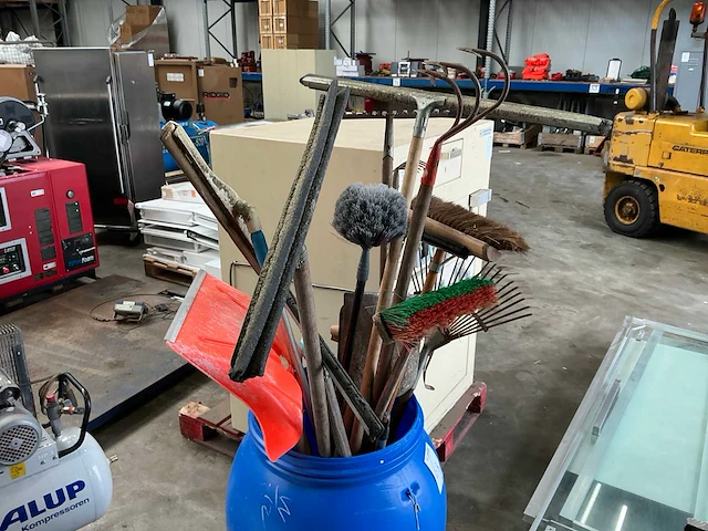 Partij divers gereedschap in ton - afbeelding 1 van  5