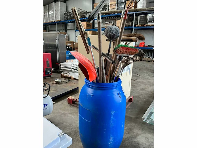 Partij divers gereedschap in ton - afbeelding 2 van  5