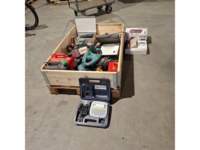 Partij divers gereedschap , o.a. makita, bosch, hitachi - afbeelding 1 van  42