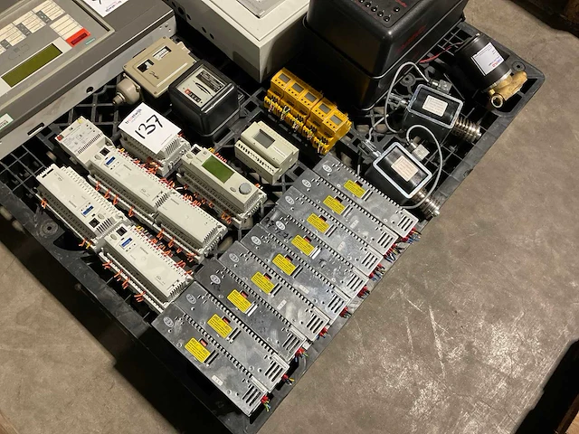 Partij divers installatiemateriaal - afbeelding 1 van  7