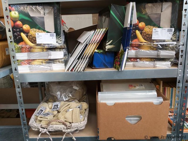 Partij divers o.a. boxen voor vlees of groente, folierolhouders etc. - afbeelding 1 van  4