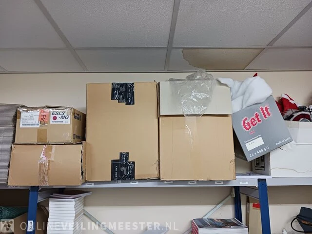 Partij divers papier, enveloppen, dozen etc. - afbeelding 19 van  74