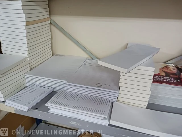 Partij divers papier, enveloppen, dozen etc. - afbeelding 21 van  74