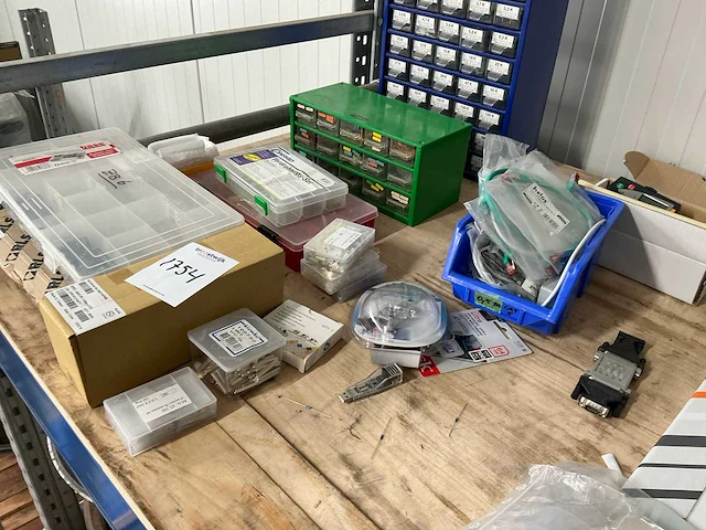 Partij divers schakelmateriaal - afbeelding 1 van  10