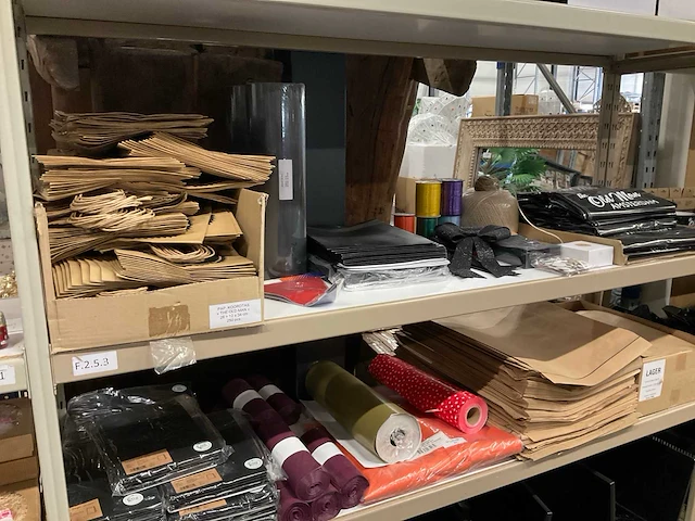 Partij divers verpakkingsmateriaal - afbeelding 1 van  8