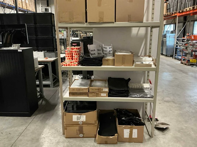 Partij divers verpakkingsmateriaal/kledinghangers - afbeelding 1 van  12