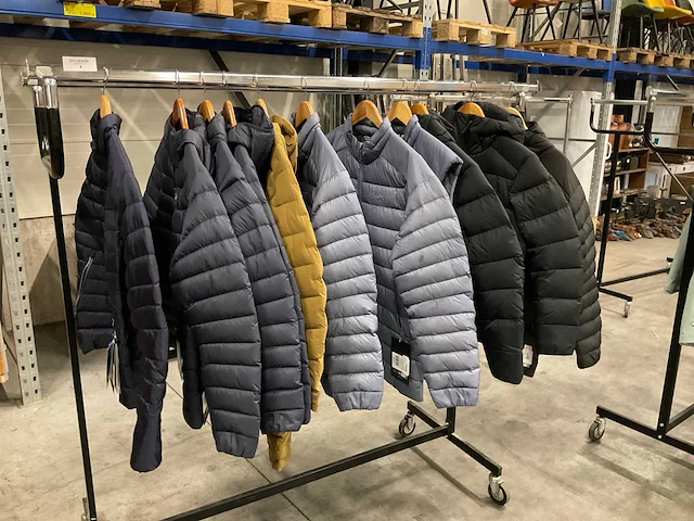 Partij diverse arc’teryx dames&heren jassen (11x) - afbeelding 1 van  18