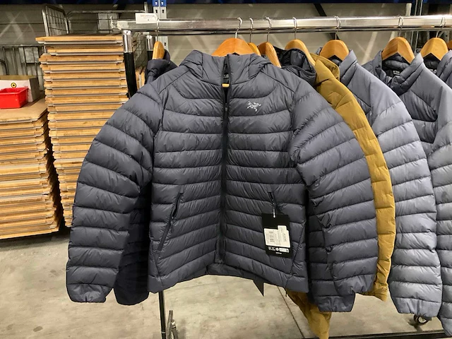 Partij diverse arc’teryx dames&heren jassen (11x) - afbeelding 12 van  18
