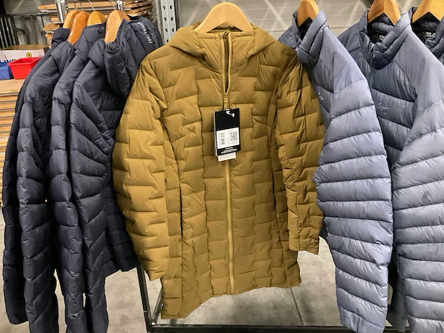 Partij diverse arc’teryx dames&heren jassen (11x) - afbeelding 13 van  18