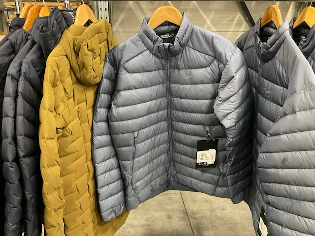 Partij diverse arc’teryx dames&heren jassen (11x) - afbeelding 14 van  18