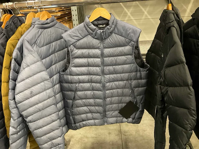Partij diverse arc’teryx dames&heren jassen (11x) - afbeelding 15 van  18