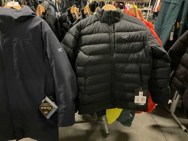 Partij diverse arc’teryx jassen (112x) - afbeelding 11 van  15