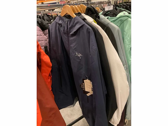 Partij diverse arc’teryx jassen (12x) - afbeelding 13 van  15