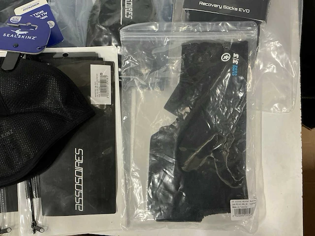 Partij diverse assos/sealskinz/gripgrab/bioracer sokken/handschoenen etc (50x) - afbeelding 4 van  12