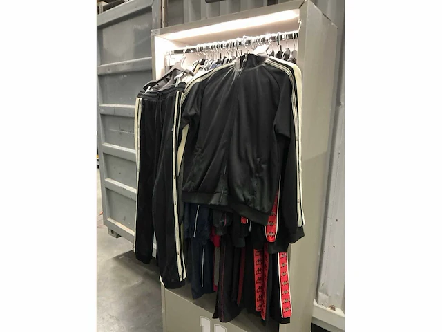 Partij diverse balr trainingspakken (17x) - afbeelding 28 van  32