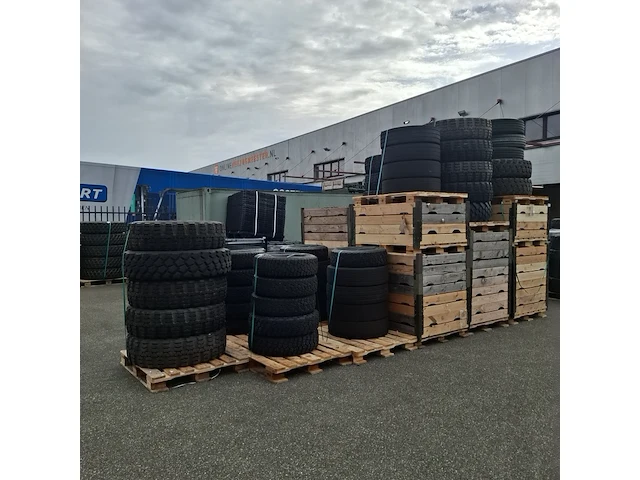 Partij diverse banden, o.a. continental en michelin, o.a. xzl, lm90 - afbeelding 1 van  16