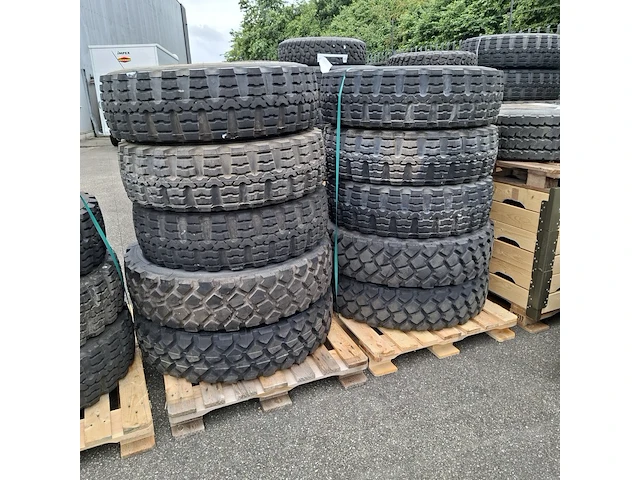Partij diverse banden, o.a michelin, continental, o.a xzl, lm90 - afbeelding 2 van  13