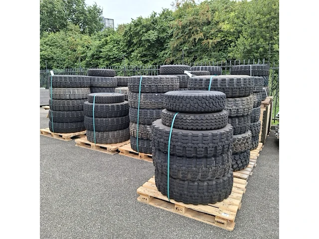 Partij diverse banden, o.a michelin, continental, o.a xzl, lm90 - afbeelding 1 van  13