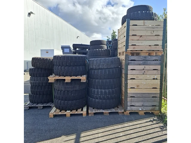 Partij diverse banden, o.a. michelin, continental - afbeelding 3 van  11