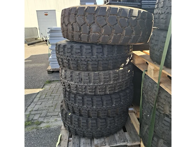 Partij diverse banden, o.a. michelin, continental - afbeelding 10 van  11