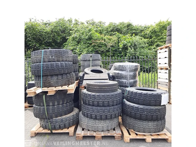 Partij diverse banden o.a michelin/continental - afbeelding 1 van  7