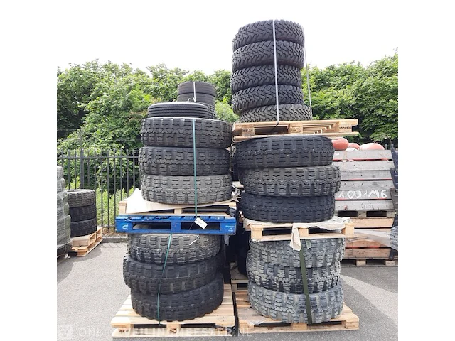 Partij diverse banden o.a michelin/continental - afbeelding 1 van  9