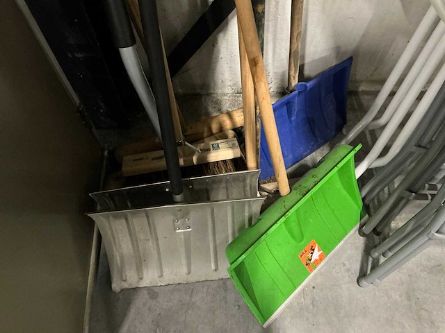 Partij diverse bezems / scheppen (10x) - afbeelding 3 van  3